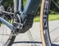 ​Dass sich ein 13 Kilogramm schweres Gravelbike etwas behäbig und störrisch durch diffiziles Gelände steuern könnte, ist auf dem Nuroad Hybrid schnell vergessen.