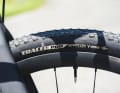 ... Befestigungspunkte für Gepäckträger und Schutzbleche sowie Platz für bis zu 56 Millimeter breite Reifen runden den Charakter eines Bikepacking-Modells ab.