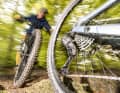 Test Elektro-Schaltungen: Die neue Shimano XTR Di2 muss sich gegen Srams XX Eagle Transmission beweisen