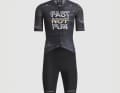 Der Sportful FAST NOT FUN Gravel-Suit in schwarz und von vorne.