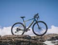 Mondraker legt zwei neue Modelle seines E-Gravelbikes nach: Das günstige Dusty R bekommt die Federgabel des Topmodells...
