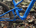 Das Federungsdesign am Heck übernimmt das Sly von seinem Carbon-Bruder Neat, der allerdings mit TQ-Motor kommt.
