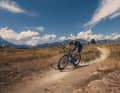 Das neue Gravelbike von Mondraker soll auch abseits befestigter Straßen eine gute Figur machen. Geometrie und Fahreigenschaften sind auf vielfältiges Terrain ausgelegt.