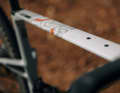 Design war den Entwicklern bei Mondraker besonders wichtig. Aber funktionell hat der aufwändig konstruierte Carbon-Rahmen des Gravelbikes Vorteile.