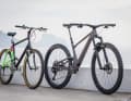 Der MTB-Sport ist technisch einen weiten Weg gegangen. Besonders deutlich wird das beim Vergleich eines Cannondale Mountainbikes aus den frühen 80ern mit einem modernen Scott Spark. Beide tragen Shimano-Schaltungen.