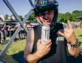 Image-Pflege: Als Extrem-Sportler gehört es zum guten Ton, einen Brause-Hersteller als Helmsponsor zu haben. Die Ruso-Bros sind bei Monster Energy unter Vertrag.