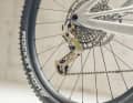 Sram hat sein bestehendes Produktportfolio durchkämmt und eine möglichst langlebige Schaltgruppe aus aktuellen Teilen zusammengestellt. So läuft die hochwertige und speziell gehärtete XO-Eagle-Kette über ein günstiges, aber haltbares Stahlkettenblatt.