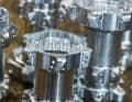 So werden die Nabenkörper und die Freiläufe für die Laufräder direkt vor Ort produziert. Auf einer Dreh- und Fräsmaschine mit fünf Achsen.