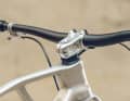Syntace hält trotz Globalisierung am Fertigungsstandort Deutschland fest. So entstanden die Naben und der Vorbau unseres Bikes in Bayern. Um die Natur nicht unnötig zu belasten, wurde bei diesen Bauteilen außerdem auf den chemischen Prozess der Eloxierung verzichtet.