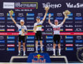 Mit einem beherzten Start, einem taktisch klugen Solo und einem kontrollierten Schlussteil, gewann die Niederländerin auch in Val di Sole – und das zum zweiten Mal in Folge sowohl im XCC als auch XCO. Ein Kunststück, das vor ihr noch keiner Athletin gelungen ist.  Mit 26 Sekunden Vorsprung verwies sie die stark aufholende Samara Maxwell (Decathlon Ford Racing) auf Rang zwei. Laura Stigger (Specialized) setzte sich im Duell um Platz drei gegen Jenny Rissveds durch.