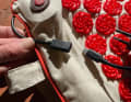 USB-Anschluss und Netzteil mit Kabel für den Vibrationsmaschinenantrieb