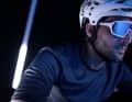 Selbsttönende Sonnenbrillen gibt es nicht erst seit gestern. Doch oft sind die Systeme langsam, zum Beispiel beim Biken im Wald, wenn sich die Lichtverhältnisse teils im Sekundentakt ändern. Hier setzt die "Shadowtronic"-Technologie des Schweizer Herstellers React an.