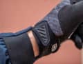 Dank Klettverschluss kommt man gut in den Handschuh rein