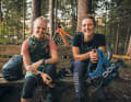 Deutschlands jüngste Enduro-Weltcup-Fahrerin Leni Eller (li.) und Deutschlands erste Enduro-Meisterin Ines Thoma.