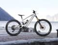 Alutech eFanes nextGen AXS // 10.445 Euro // 23,7 kg:   Die deutsche Schmiede Alutech ist bekannt für ihre abfahrtsstarken Bikes mit schickem Aluminium-Finish. Das eFanes ist voll auf Trail und Enduro ausgelegt, der Fahrspaß steht ganz klar im Vordergrund. 170 mm Federweg.