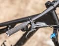 Die Sram Code RS mit 180er Scheiben sorgt für eine ausreichende Verzögerung.