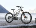 Alutech eFanes nextGen AXS // 10 445 Euro // 23,7 kg: Die deutsche Schmiede Alutech ist bekannt für ihre abfahrtsstarken Bikes mit schickem Aluminium-Finish. Das eFanes ist voll auf Trail und Enduro ausgelegt, der Fahrspaß steht ganz klar im Vordergrund. 170 mm Federweg.