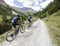Mit dem Schwung einiger Trails im Oberen Vinschgaus geht's in den superlangen Anstieg aus dem Val Müstair zum 2235 Meter hohen Döss Radond. Die alpine Kulisse sorgt für mentale Stärke.