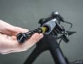 Auf Tauchgang: Versteckt im Inneren des Lenkers sind die sogenannten On-Board-Tools immer mit dabei
