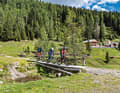 Die Dolomiten sind nicht das einfachste Revier, aber: es gibt Hütten und überall Lifte, die auch Biker mitnehmen.