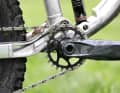 Das 26er-Kettenblatt sorgt für entspanntes Kurbeln bergauf und viel Bodenfreiheit bergab. Ideal für steile, technische Trails.