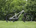 Das Grin One ist der erste Wurf der noch jungen Marke. Wie schlägt sich das Enduro im Mullet-Stil im BIKE-Test?