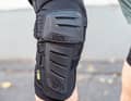Sogenannte Slide-Plates über dem Knie (hier bei Ion) sollen verhindern, dass der Schoner beim Sturz vom Knie gezogen wird.