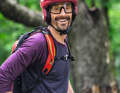 Jan Schmöle: Im echten Leben entwickelt er Badezimmerarmaturen, in seiner Freizeit lieber Bikepfade für den Flow nach Feierabend. Immer gut aufgelegt, verbringt der leidenschaftliche Outdoorsportler fast jede freie Minute mit Bike und Trailtools im Wald.
