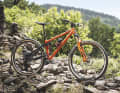 Das Kavenz VHP ist mit knapp 130 Millimeter am Heck eines der kurzhubigsten High-Pivot-Trailbikes und kostet 8000 Euro.