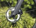 Kraftvoll und feinfühlig: Die unveränderten Bremsen sind nach wie vor top, mit dem passenden Rad sind auch 180‑Millimeter-Scheiben möglich