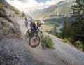 Leichte E-MTBs sollen besonders mit gutem Handling auf dem Trail punkten. Gelingt das auch der Einstiegsklasse unter 6600 Euro? 7 Bikes im Test.