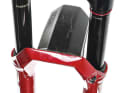 Willkommener Mehrwert: Rockshox liefert die ZEB inklusive Mini-Schutzblech aus.