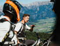Bike-Promi Jasper Jauch sagt an, die Workshop-Teilnehmer lauschen.