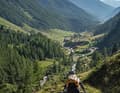 Abfahrt von den Krimmler Tauern hinunter nach Prettau in Südtirol: Die Abfahrt enthält ein paar Stolperplatten, aber Magdalena hat Spaß.