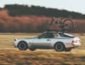 Der Porsche 924 wurde von 1975-1988 (S-Modell) gebaut und wurde damals “Hausfrauen Porsche” genannt. Mittlerweile ist ein Kult aus dem Modell geworden.