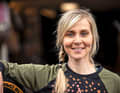 E) „Julia Schäfer (Hofmann) ist eine Do-it-Yourself-Bikerin und schraubt genauso gerne an Autos, wie sie sie ausfährt.“