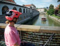 Sightseeing in Ljubljanas Altstadt. Im Hintergrund die berühmte Drachenbrücke.