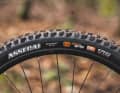 Der Maxxgrip-Reifen am Vorderrad bringt maximale DH-Performance und Sicherheit. Bergauf rollt er aber spürbar zäh.