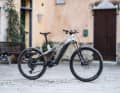Das brandneue Raymon Tarok beherbergt die Motoren-Neuheit ZF CentriX und mecht in der Altstadt von Finalborgo eine ausgezeichnete Figur.