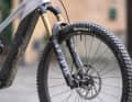 Das Raymon Tarok wird von einer mächtigen Fox 38 mit 160 Millimetern Federweg angeführt. Für mehr Reserven würde dem Bike auch eine 170er gut stehen.
