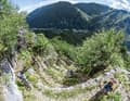 Jenseits der Klassiker Sentiero 151 und 153 winden sich vom Monte Grappa, diese Kurven-Girlanden ins Tal.
