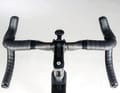 Das Cervélo ist ­mitsamt Carbonlenker straffer abgestimmt, Komfort bringen voluminöse Tubeless-Reifen.