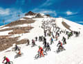 Madness auf Fels und Eis: Bei den Downhill-Marathons Megavalanche und Mountain of Hell ballern die Athleten mit ausgefahrenen Ellbogen ins Tal (Platz 8).
