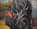 Mit dem Bikelift lassen sich bis zu vier Bikes platzsparend an eine Hecktüre des Vans schnallen