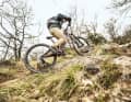 Steilstufen muss man etwas aktiver anfahren, um das Bike in der Spur zu halten und auch die Traktion ist nicht perfekt. Doch für Light-Verhältnisse klettert das Neuron:Onfly sehr gut.
