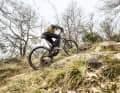 Dank traktionsstarkem Heck und zentraler Position klettert das Light-E-MTB von Cube unaufgeregt und solide.