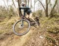 Auf flachen und engen Trails beweist das Neuron:Onfly auch im günstigsten Trimm Light-Qualitäten. Es fährt sich natürlicher und leichtfüßiger als vergleichbar teure Power-E-MTBs.