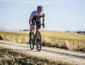 Langläufer: Fast alle Testräder rollen, wie auch das Ridley Kanzo Adventure Alu, sehr spurtreu und ruhig; auf Schotterautobahnen fühlen sich unsere günstigen Gravelbikes bis 2000 Euro am wohlsten.