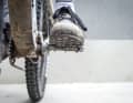 Schlanke Pedale sehen schick aus. Aber Vorsicht: Sobald die Plattform deutlich dünner  baut als der Achsdurchmesser, sitzt die Sohle auf der Innenseite schnell auf dem Pedalkörper auf und die Pins können sich nicht mehr tief genug ins Gummi graben.