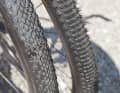 Schnelläufer (Conti Terra Speed, links) oder Allrounder (Conti Terra Adventure)? Das hängt vom Einsatzzweck ab. Weniger Profil heißt: mehr Tempo und besseres Fahrgefühl auf der Straße